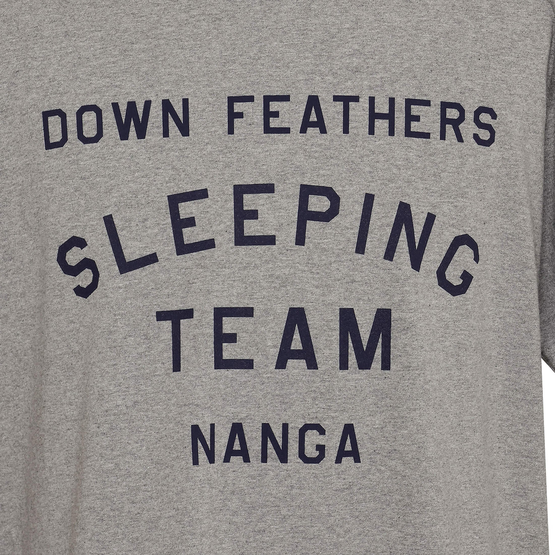 【直営店限定】NANGA×TACOMA FUJI RECORDS ダウンフェーザースリーピングチーム ロゴTシャツ