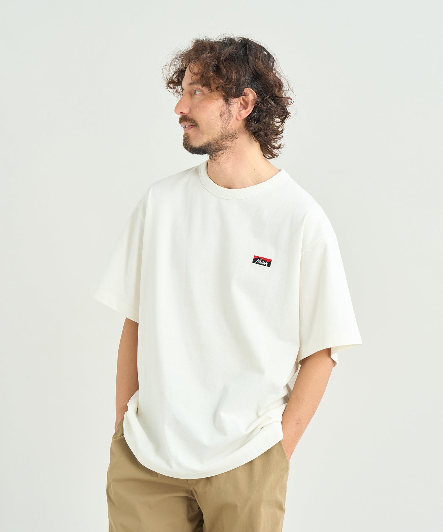 エコハイブリッド ボックスロゴ エンブロイダリーTシャツ– NANGA